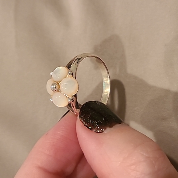 Sterling silver flower ring - Picture 3 of 6